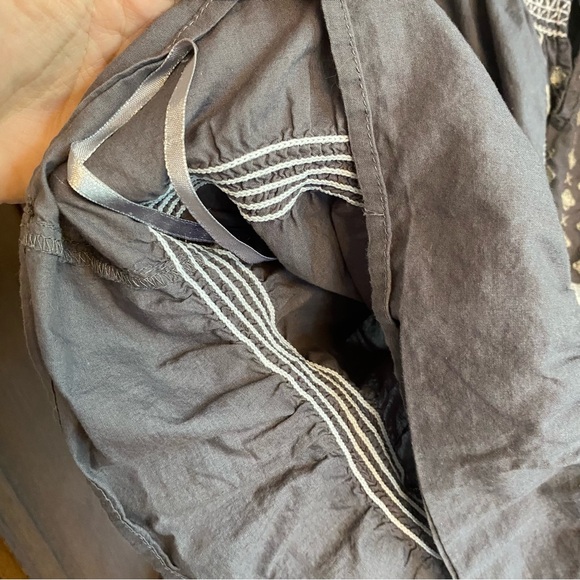 Bandolino Blu Puff Sleeve gray cream peasant blouse embroidery smocking Small - Picture 10 of 13